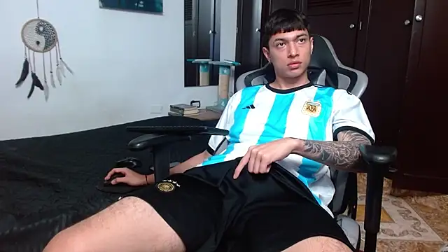 Snapshot of aaron_blug chatting on 01/27/25, 01:16 aaron blug online show from 01/27/25, 01:16