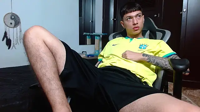 Snapshot of aaron_blug chatting on 02/01/25, 03:19 aaron blug online show from 02/01/25, 03:19