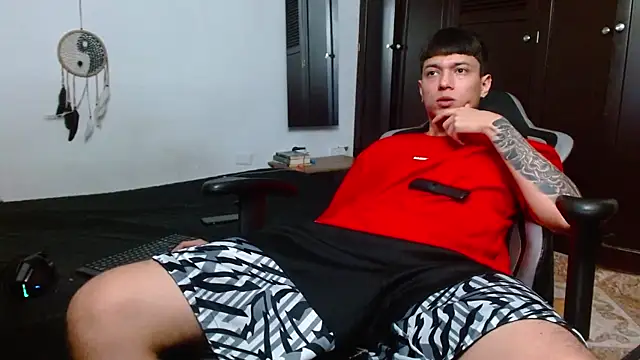 Snapshot of aaron_blug chatting on 02/12/25, 01:30 aaron blug online show from 02/12/25, 01:30