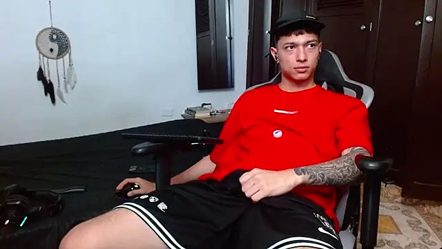 Snapshot of aaron_blug chatting on 02/19/25, 01:51 aaron blug online show from 02/19/25, 01:51