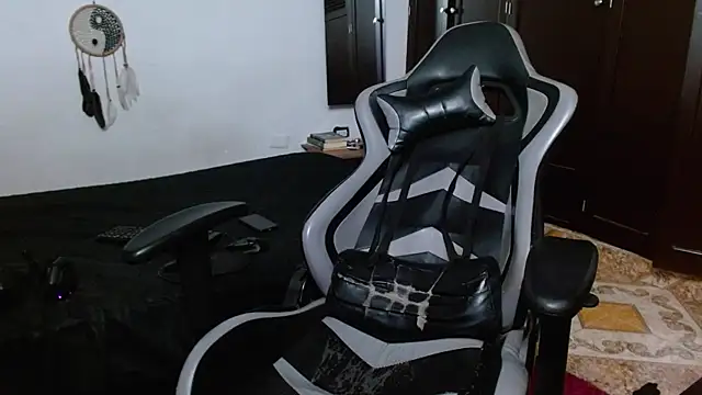 Snapshot of aaron_blug chatting on 02/21/25, 03:34 aaron blug online show from 02/21/25, 03:34