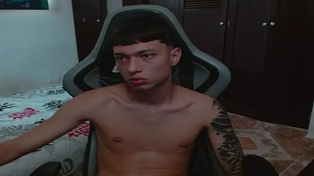 Snapshot of aaron_blug chatting on 03/19/25, 05:06 aaron blug online show from 03/19/25, 05:06