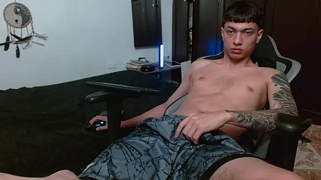 Snapshot of aaron_blug chatting on 09/30/25, 12:15 aaron blug online show from 09/30/25, 12:15