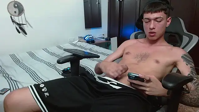 Snapshot of aaron_blug chatting on 11/07/25, 04:51 aaron blug online show from 11/07/25, 04:51