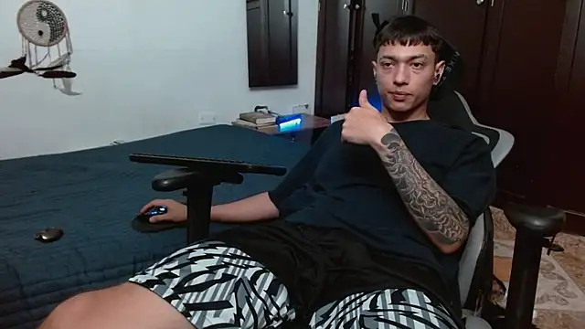 Snapshot of aaron_blug chatting on 11/19/25, 10:54 aaron blug online show from 11/19/25, 10:54