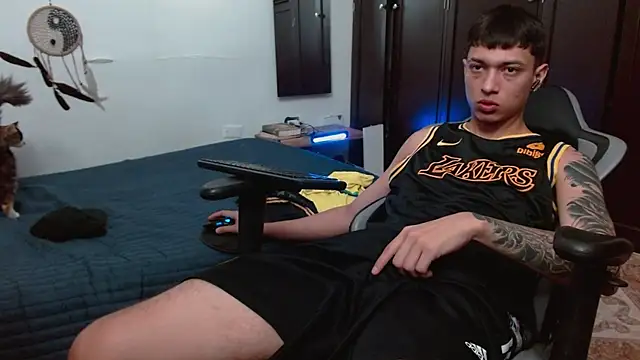 Snapshot of aaron_blug chatting on 11/23/25, 03:56 aaron blug online show from 11/23/25, 03:56