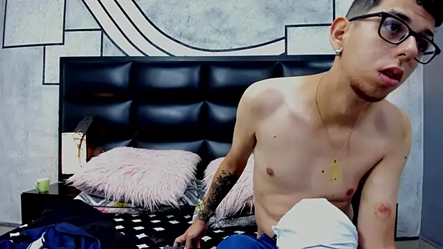 Derek and Skarlet online show from 03/11/25, 11:23