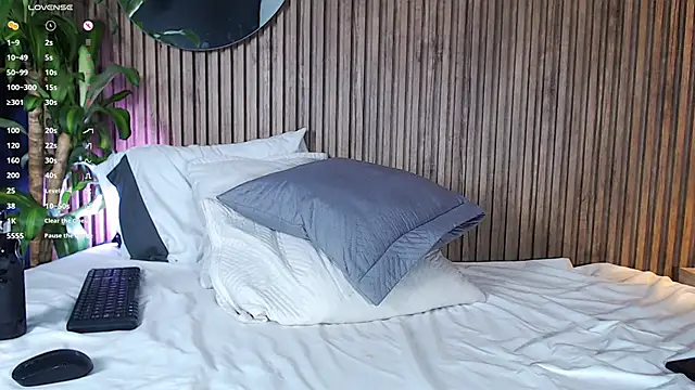 Snapshot of DilanJonnes_ chatting on 12/12/24, 12:59 DilanJonnes  online show from 12/12/24, 12:59