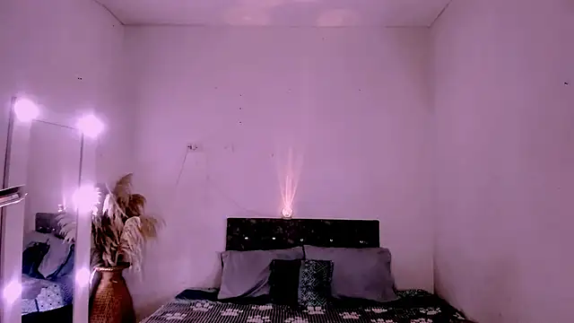 carolinemiller7 online show from 04/12/26, 03:22