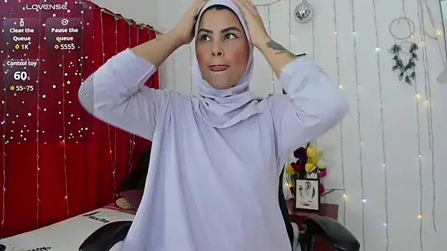 AishaAmin  online show from 11/24/25, 12:27