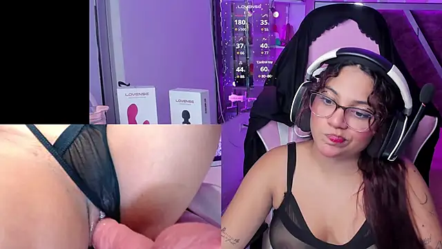 Snapshot of PetiteSophie_ chatting on 02/02/25, 02:34 PetiteSophie online show from 02/02/25, 02:34