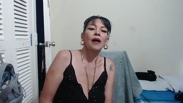 Snapshot of electra-mommy chatting on 02/17/25, 04:04 electra-mommy online show from 02/17/25, 04:04
