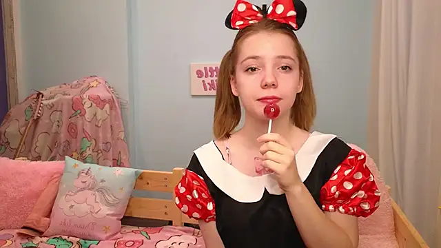 Snapshot of PrincessLittleKiki chatting on 10/30/25, 08:05 PrincessLittleKiki online show from 10/30/25, 08:05