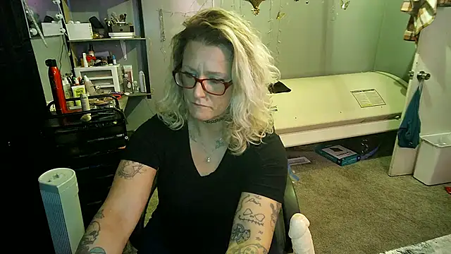 Lisalovely6981 online show from 02/24/25, 11:41