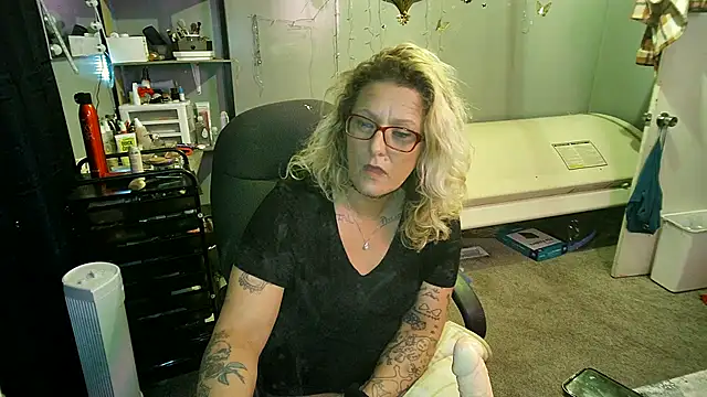 Lisalovely6981 online show from 02/25/25, 12:24