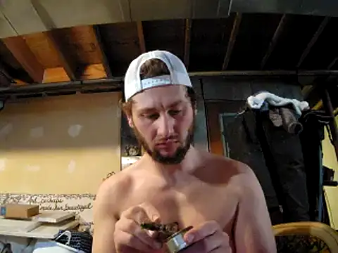 Snapshot of Seymour93 chatting on 01/26/25, 01:58 Seymour93 online show from 01/26/25, 01:58