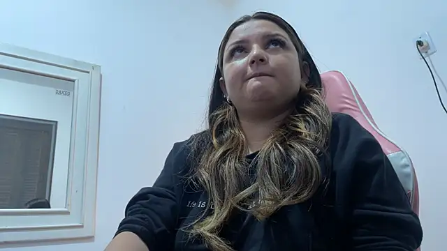 Snapshot of SweetPaige_ chatting on 10/22/25, 04:18 SweetPaige online show from 10/22/25, 04:18