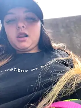 Snapshot of SweetPaige_ chatting on 11/04/25, 03:22 SweetPaige online show from 11/04/25, 03:22