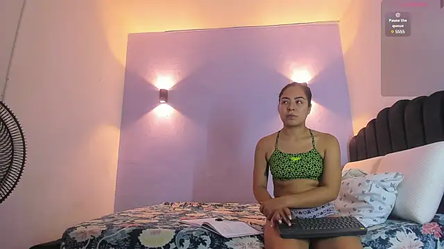 Sofia Clauss  online show from 01/05/25, 04:36