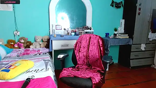 Snapshot of sensitive_brunette chatting on 11/14/25, 01:43 sensitive brunette online show from 11/14/25, 01:43