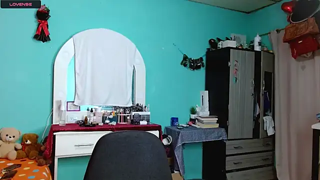 Snapshot of sensitive_brunette chatting on 11/27/25, 06:43 sensitive brunette online show from 11/27/25, 06:43