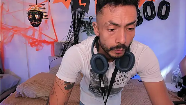 Snapshot of Tom_cooper_ chatting on 10/18/25, 12:50 Tom cooper online show from 10/18/25, 12:50