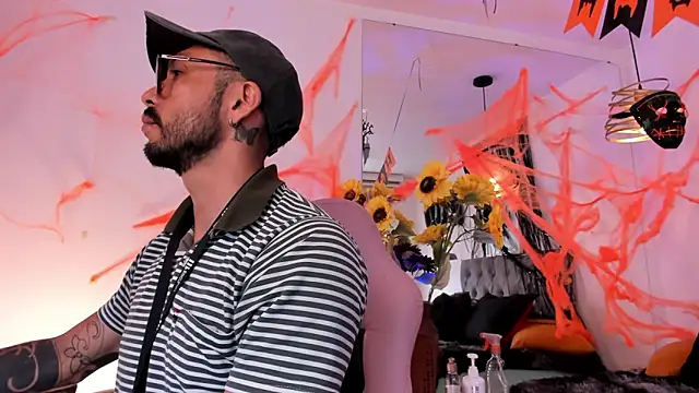 Snapshot of Tom_cooper_ chatting on 10/27/25, 12:42 Tom cooper online show from 10/27/25, 12:42