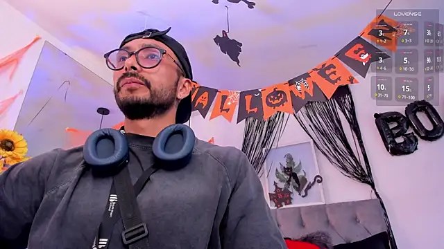 Snapshot of Tom_cooper_ chatting on 10/31/25, 12:28 Tom cooper online show from 10/31/25, 12:28