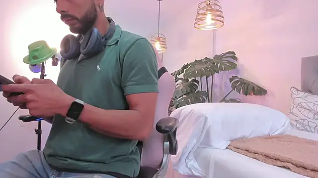 Snapshot of Tom_cooper_ chatting on 11/21/25, 01:21 Tom cooper online show from 11/21/25, 01:21