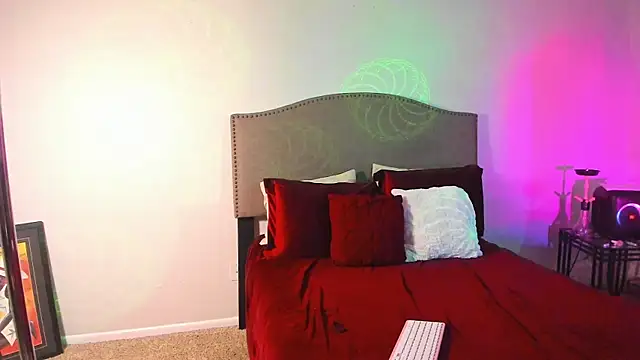 yiauana online show from 11/12/25, 08:48