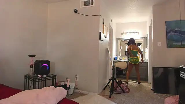 yiauana online show from 11/12/25, 08:52