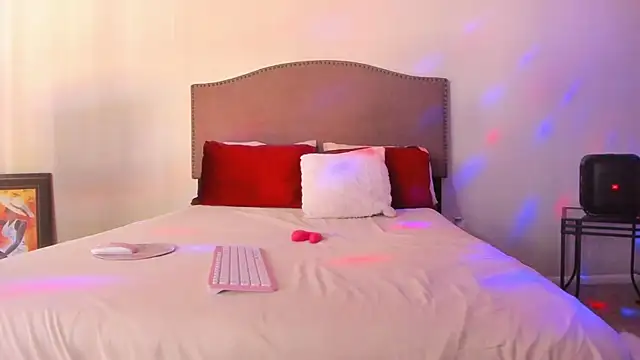 yiauana online show from 12/13/25, 07:53