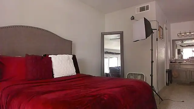 yiauana online show from 04/21/26, 08:12