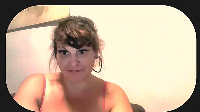 Snapshot of HeyyImHarlowe chatting on 10/02/25, 01:34 HeyyImHarlowe online show from 10/02/25, 01:34