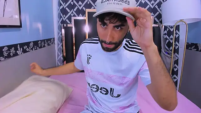 Snapshot of MilanZaire chatting on 10/22/25, 12:44 MilanZaire online show from 10/22/25, 12:44