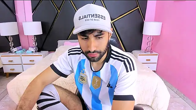 Snapshot of MilanZaire chatting on 10/25/25, 12:18 MilanZaire online show from 10/25/25, 12:18