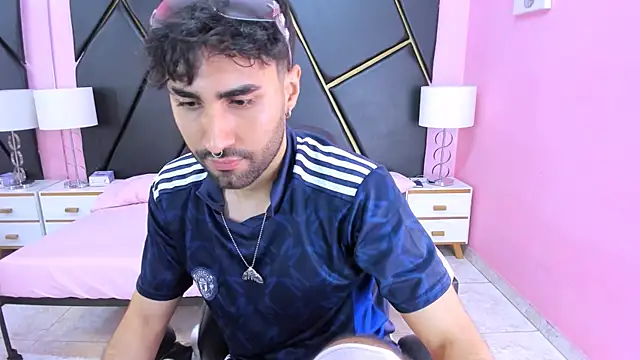 Snapshot of MilanZaire chatting on 11/11/25, 11:49 MilanZaire online show from 11/11/25, 11:49