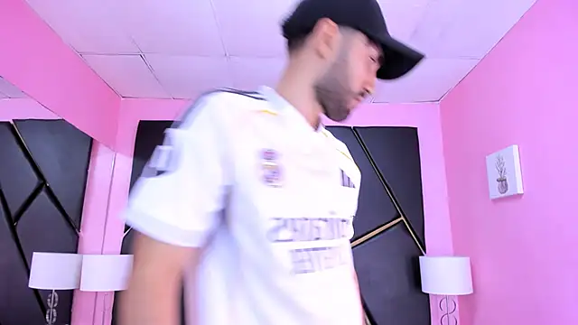 Snapshot of MilanZaire chatting on 11/15/25, 12:52 MilanZaire online show from 11/15/25, 12:52