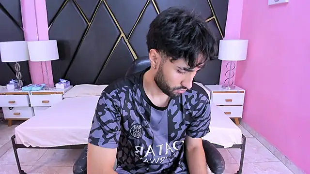 Snapshot of MilanZaire chatting on 11/17/25, 09:31 MilanZaire online show from 11/17/25, 09:31