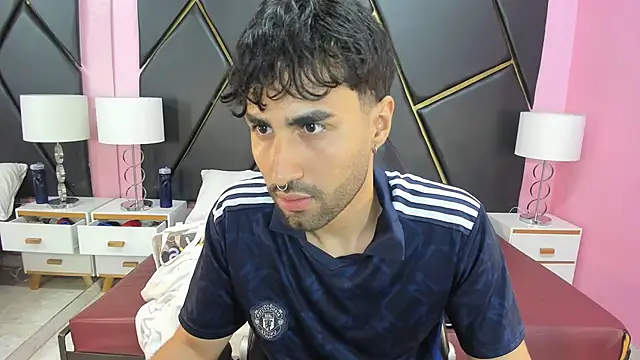 Snapshot of MilanZaire chatting on 11/19/25, 11:05 MilanZaire online show from 11/19/25, 11:05