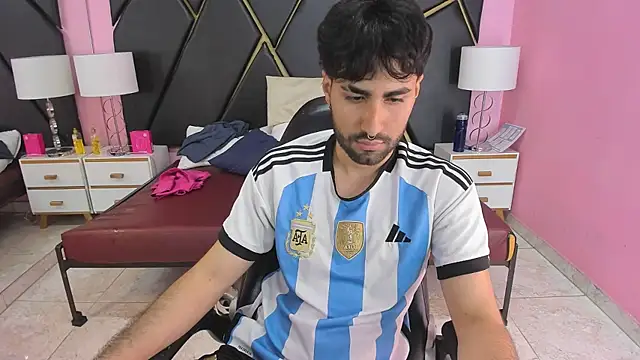 Snapshot of MilanZaire chatting on 11/23/25, 10:09 MilanZaire online show from 11/23/25, 10:09