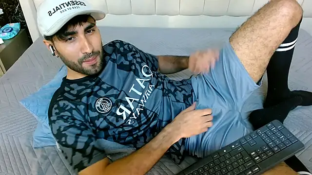 Snapshot of MilanZaire chatting on 12/15/25, 10:58 MilanZaire online show from 12/15/25, 10:58