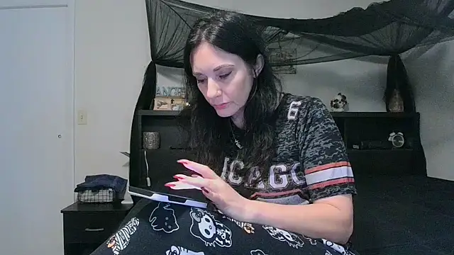 Snapshot of CrystalLakeXO chatting on 05/28/26, 04:10 CrystalLakeXO online show from 05/28/26, 04:10