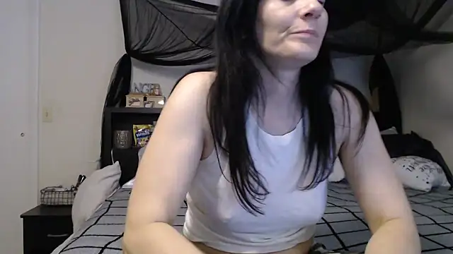 Snapshot of CrystalLakeXO chatting on 06/19/26, 06:07 CrystalLakeXO online show from 06/19/26, 06:07