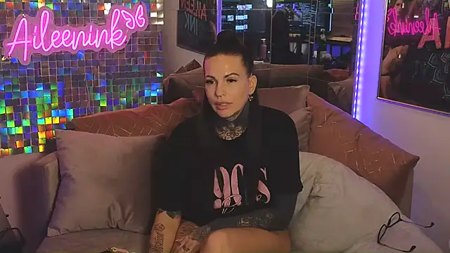 Snapshot of AileenInkOfficial chatting on 02/09/25, 03:53 AileenInkOfficial online show from 02/09/25, 03:53