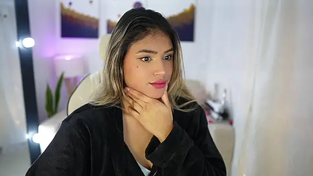 Snapshot of SaraParisi chatting on 12/02/24, 03:37 SaraParisi online show from 12/02/24, 03:37