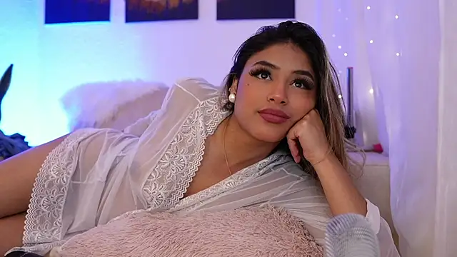 Snapshot of SaraParisi chatting on 12/13/24, 02:32 SaraParisi online show from 12/13/24, 02:32