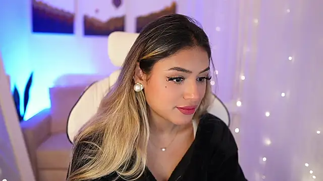Snapshot of SaraParisi chatting on 12/15/24, 12:18 SaraParisi online show from 12/15/24, 12:18