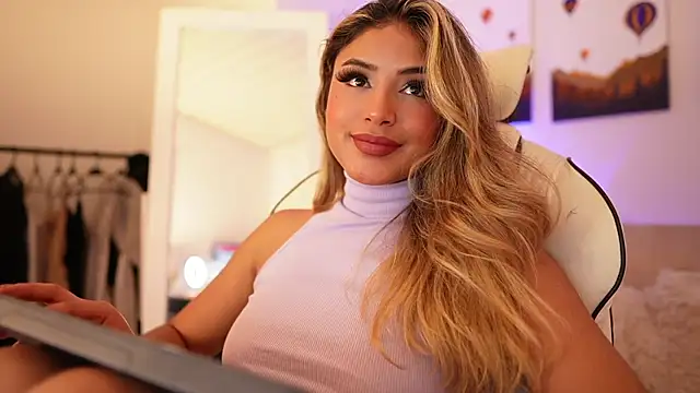 Snapshot of SaraParisi chatting on 01/11/25, 12:22 SaraParisi online show from 01/11/25, 12:22