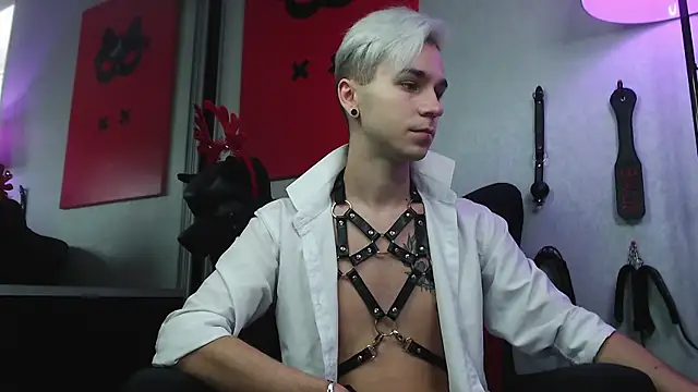 Joseph  Quinn online show from 12/21/24, 09:44